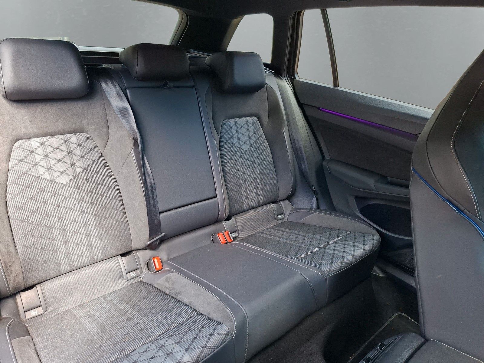 Fahrzeugabbildung Volkswagen Golf VIII Variant 1.5 eTSI DSG R-Line 17"Kamera