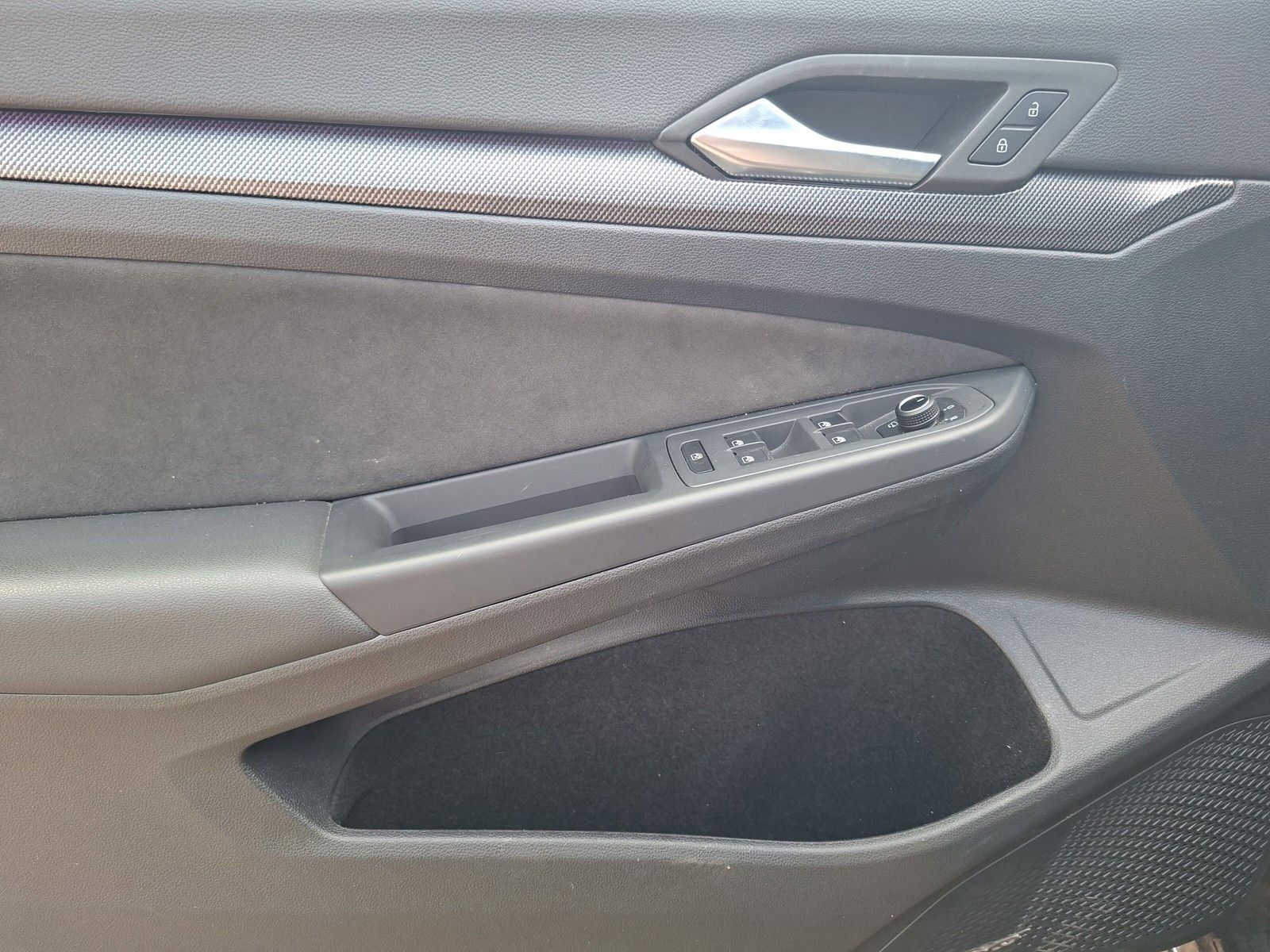 Fahrzeugabbildung Volkswagen Golf VIII Variant 1.5 eTSI DSG R-Line 17"Kamera