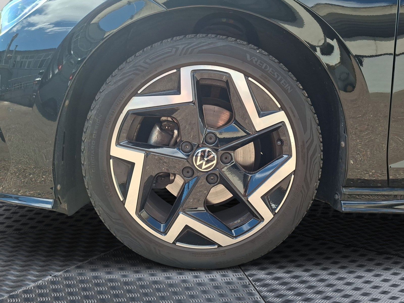 Fahrzeugabbildung Volkswagen Golf VIII Variant 1.5 eTSI DSG R-Line 17"Kamera