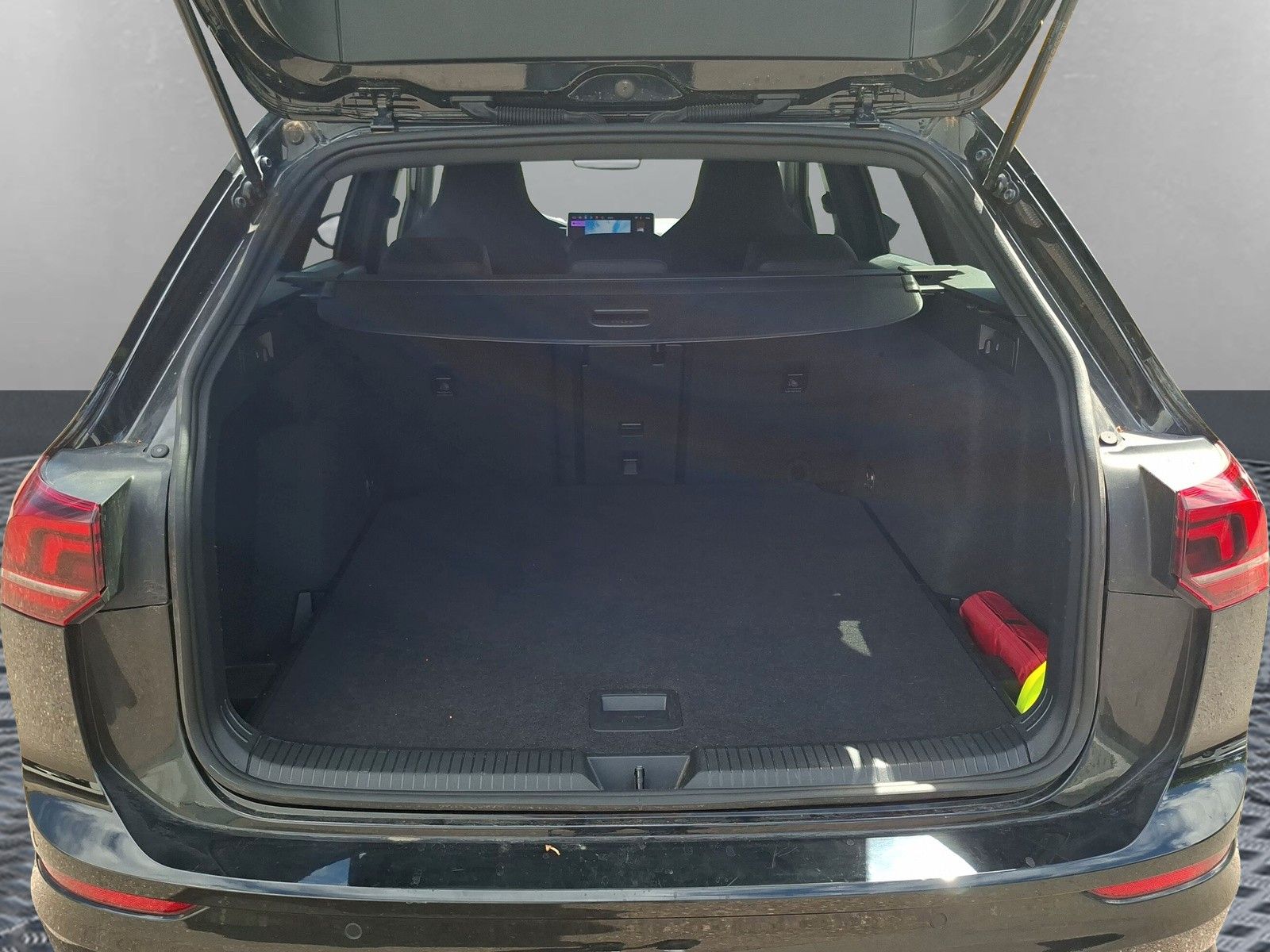 Fahrzeugabbildung Volkswagen Golf VIII Variant 1.5 eTSI DSG R-Line 17"Kamera