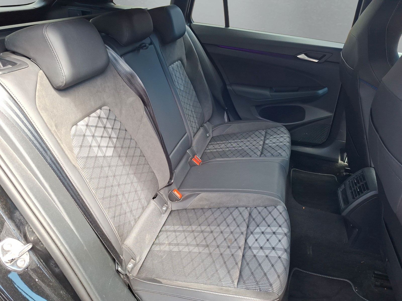 Fahrzeugabbildung Volkswagen Golf VIII Variant 1.5 eTSI DSG R-Line 17"Kamera