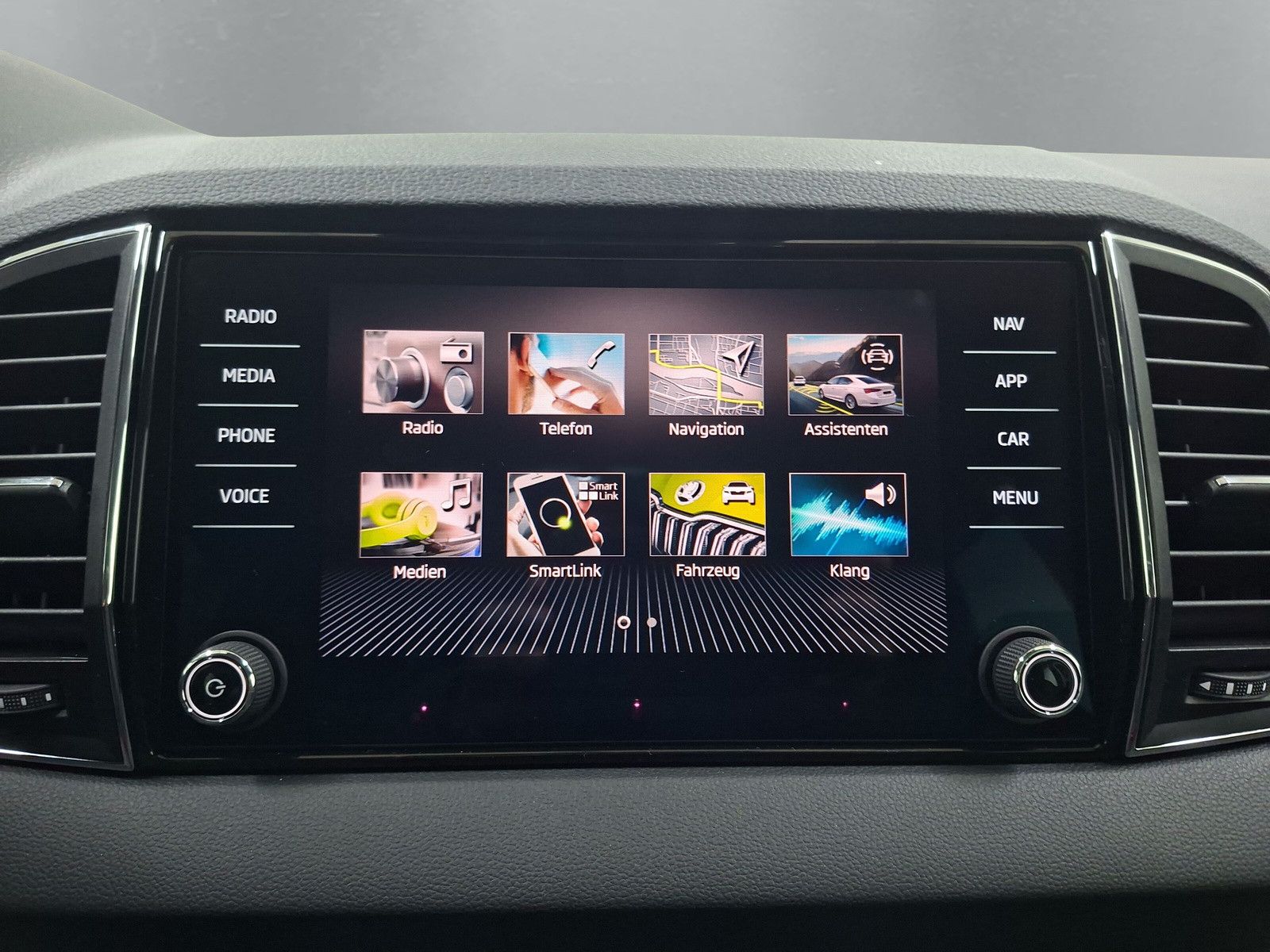 Fahrzeugabbildung SKODA Karoq Selection 2.0TDI 4x4 AHK ACC Navi Kamera