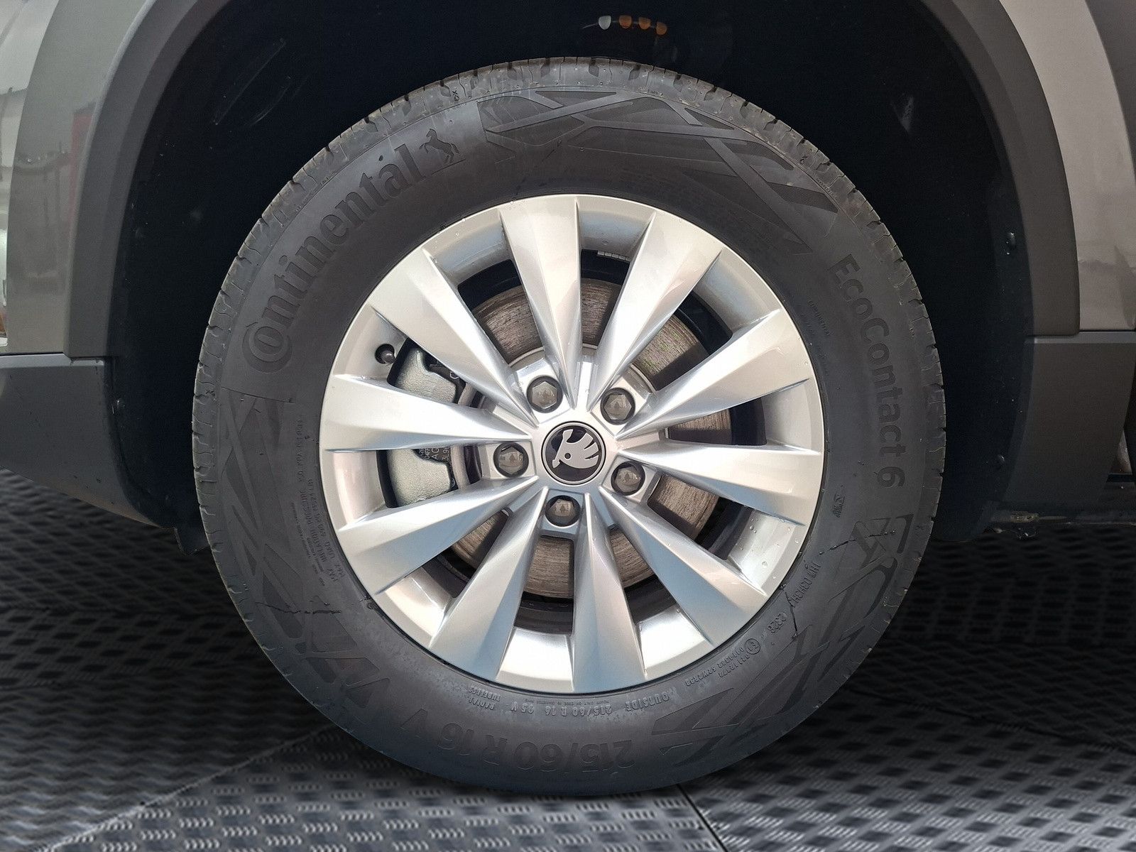 Fahrzeugabbildung SKODA Karoq Selection 2.0TDI 4x4 AHK ACC Navi Kamera