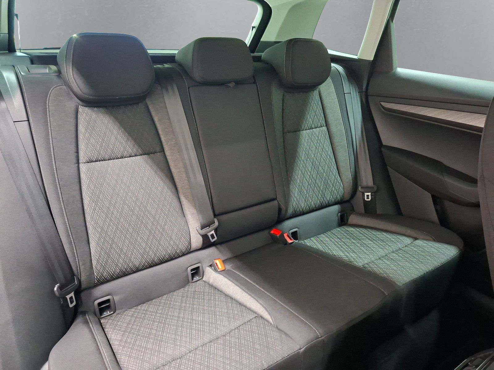 Fahrzeugabbildung SKODA Karoq Selection 2.0TDI 4x4 AHK ACC Navi Kamera
