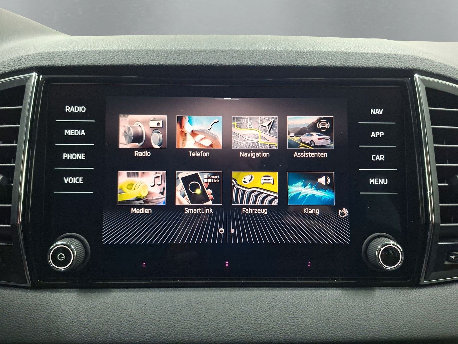 Fahrzeugabbildung SKODA Karoq Selection 2.0TDI 4x4 AHK ACC Navi Kamera