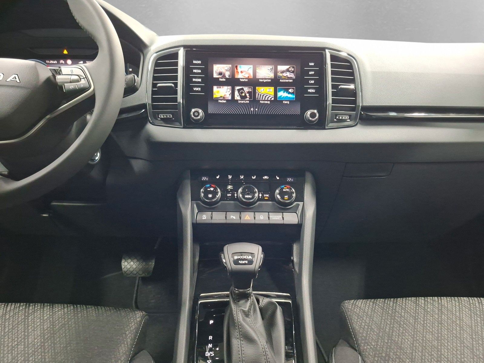 Fahrzeugabbildung SKODA Karoq Selection 2.0TDI 4x4 AHK ACC Navi Kamera