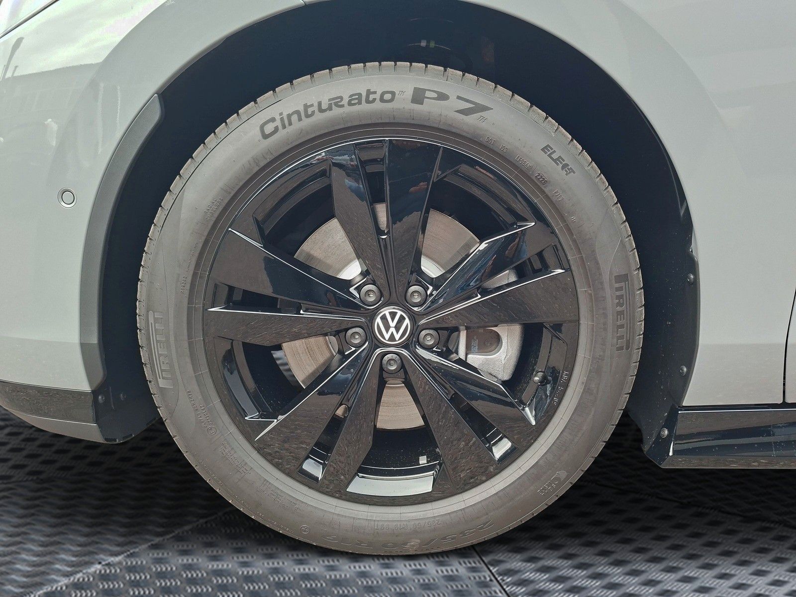 Fahrzeugabbildung Volkswagen ID.7 Tourer Pro 82KW Wärmepumpe 19"AHK Headup