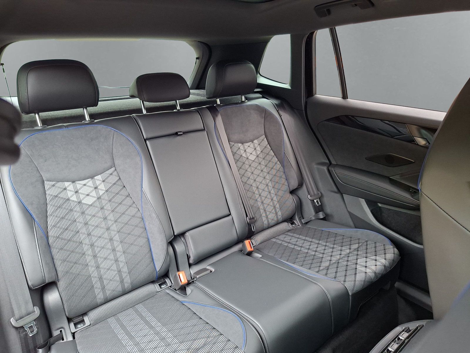 Fahrzeugabbildung Volkswagen Tiguan 1.5eTSI R-Line Pano IQMatrix AHK Headup