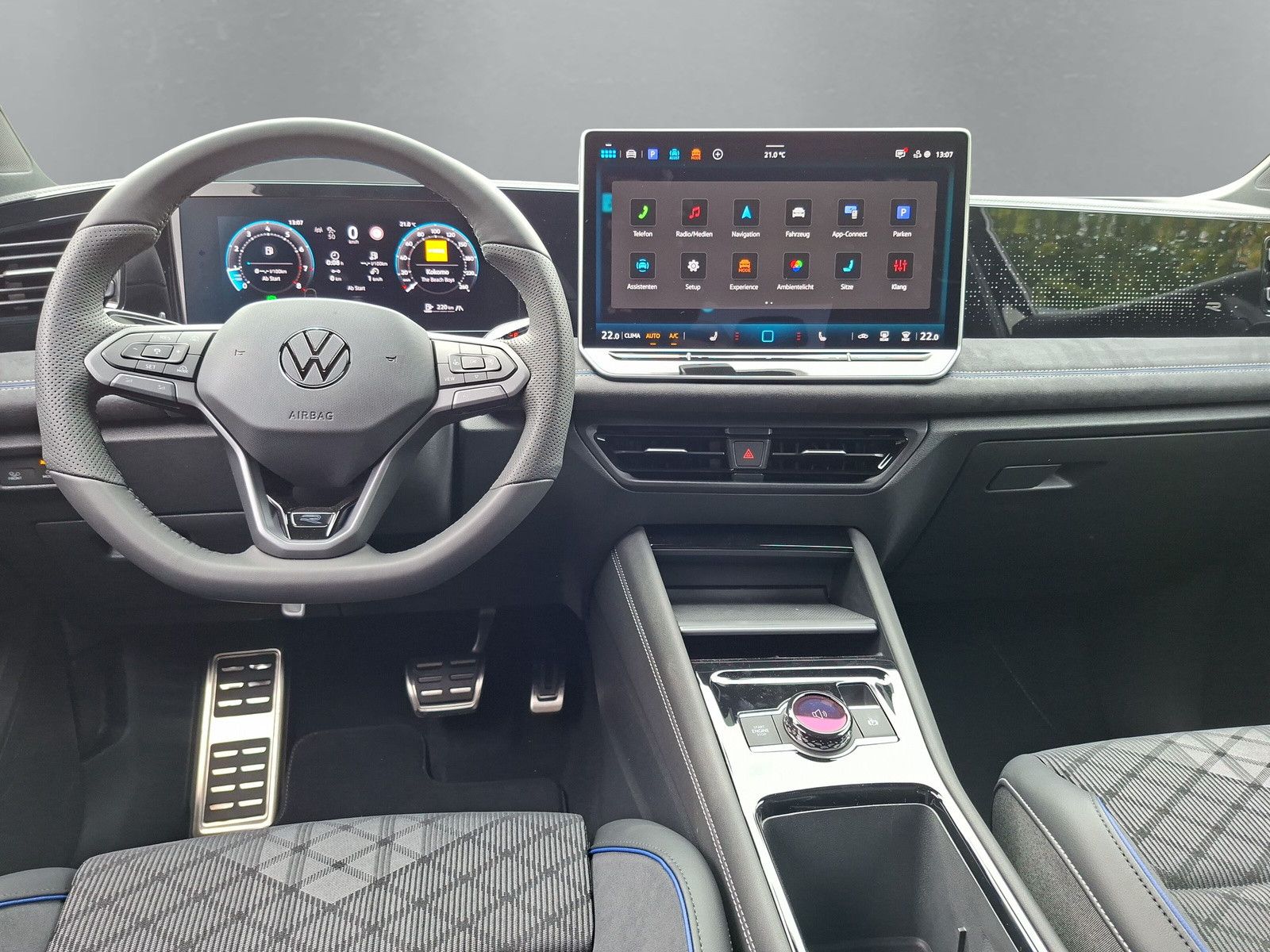 Fahrzeugabbildung Volkswagen Tiguan 1.5eTSI R-Line Pano IQMatrix AHK Headup