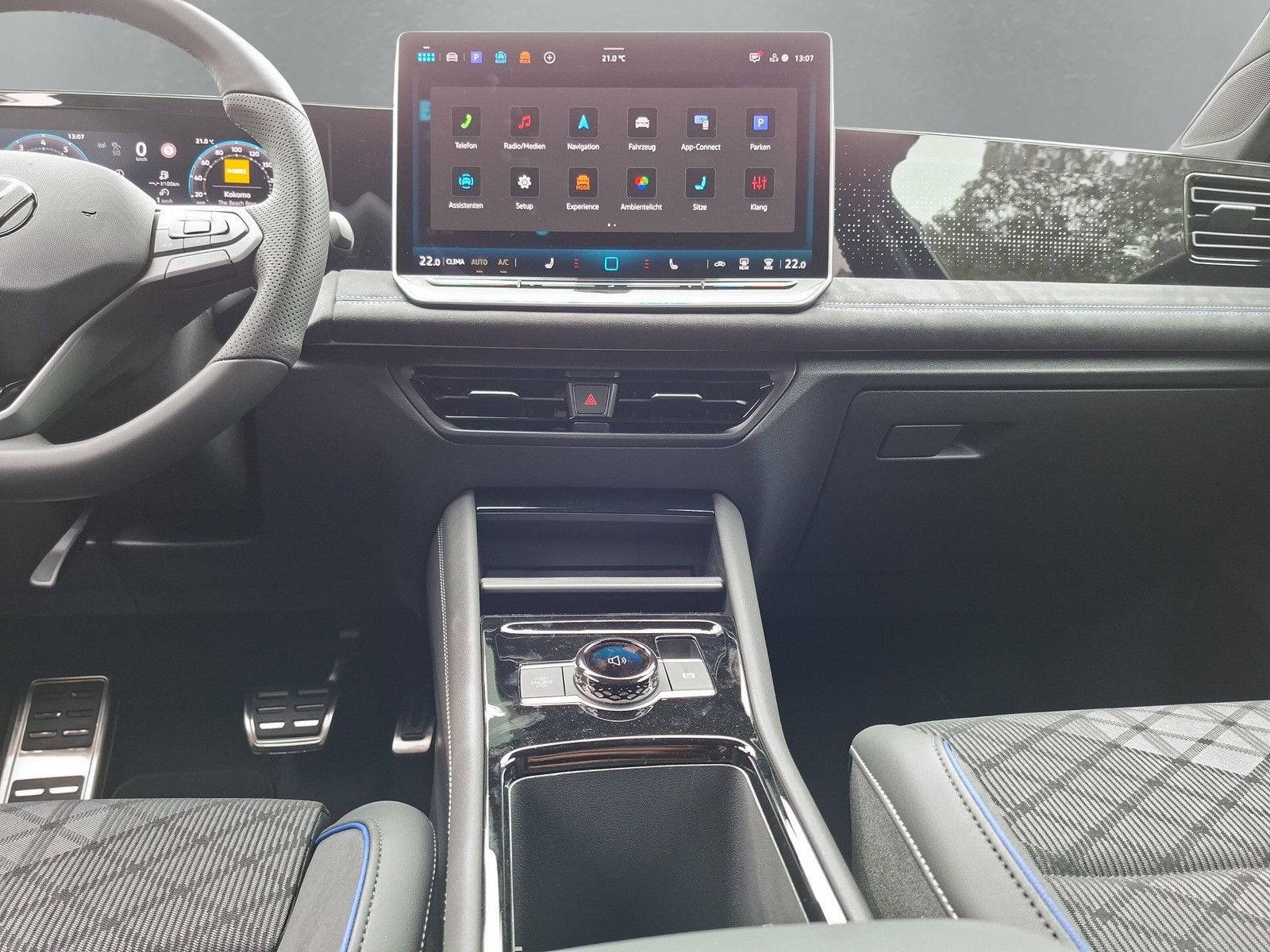 Fahrzeugabbildung Volkswagen Tiguan 1.5eTSI R-Line Pano IQMatrix AHK Headup