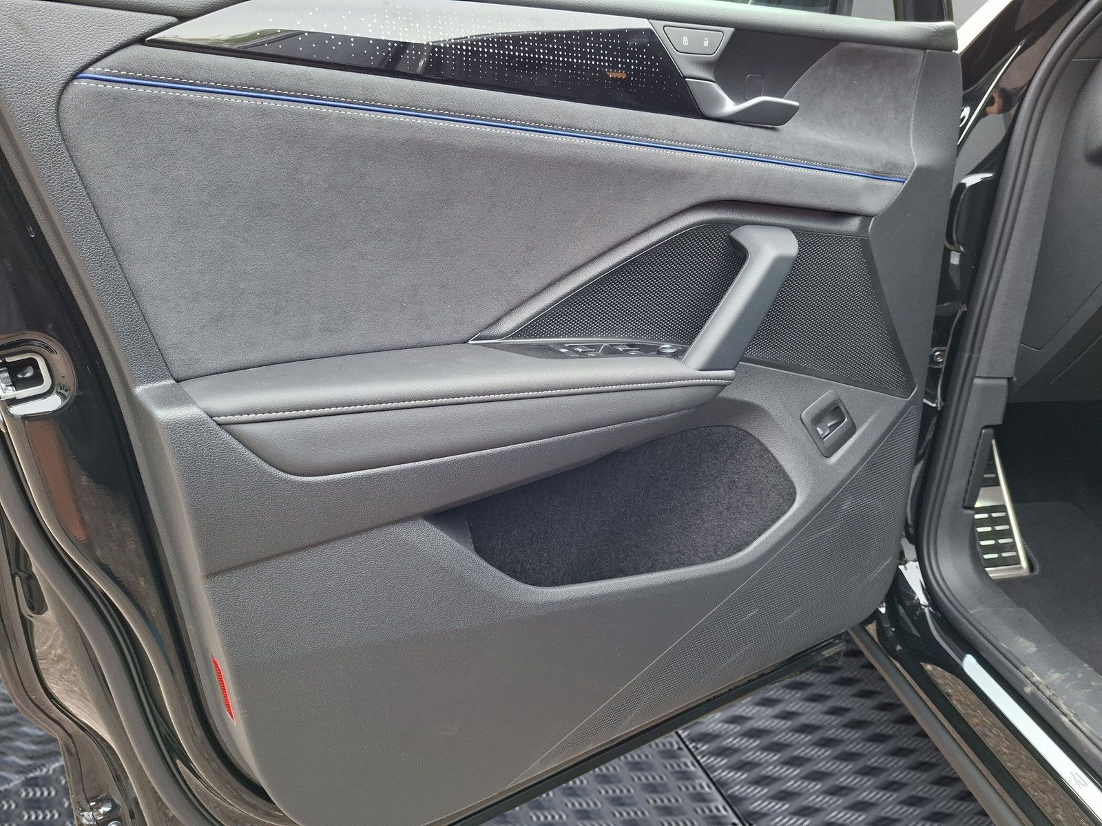 Fahrzeugabbildung Volkswagen Tiguan 1.5eTSI R-Line Pano IQMatrix AHK Headup