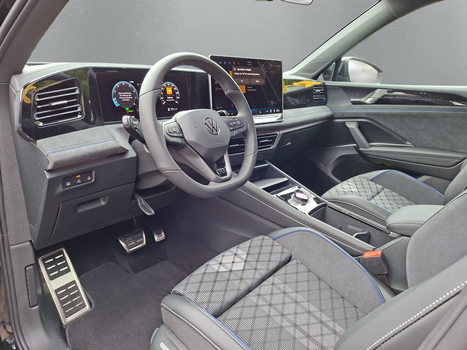 Fahrzeugabbildung Volkswagen Tiguan 1.5eTSI R-Line Pano IQMatrix AHK Headup
