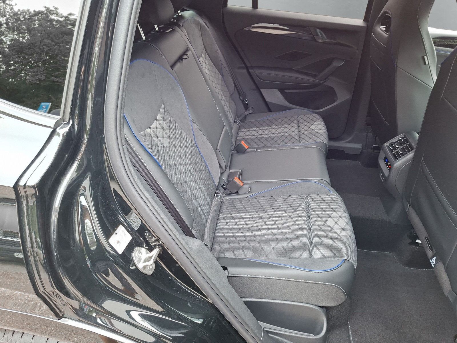 Fahrzeugabbildung Volkswagen Tiguan 1.5eTSI R-Line Pano IQMatrix AHK Headup
