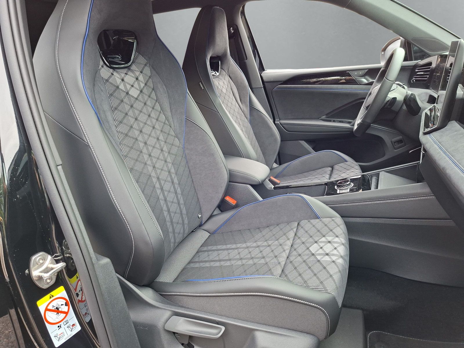 Fahrzeugabbildung Volkswagen Tiguan 1.5eTSI R-Line Pano IQMatrix AHK Headup