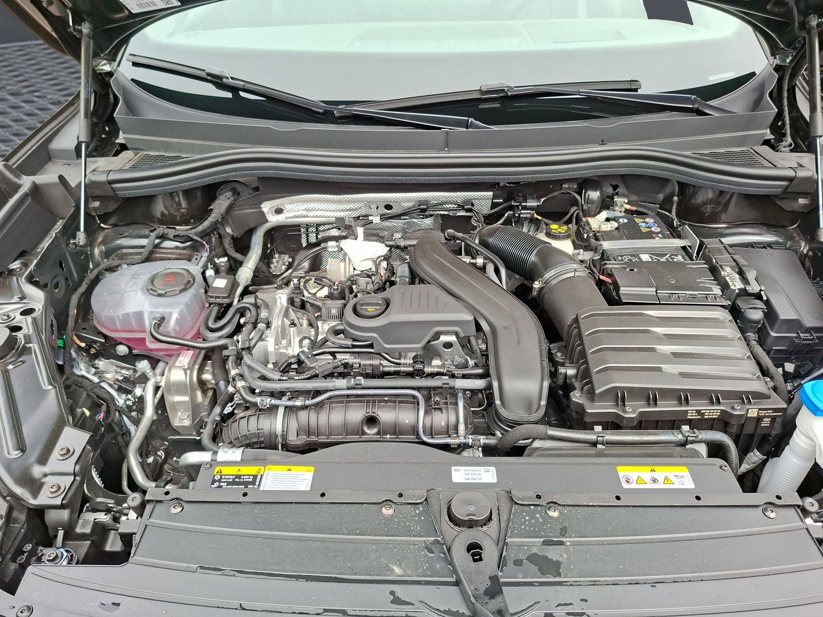 Fahrzeugabbildung Volkswagen Tiguan 1.5eTSI R-Line Pano IQMatrix AHK Headup