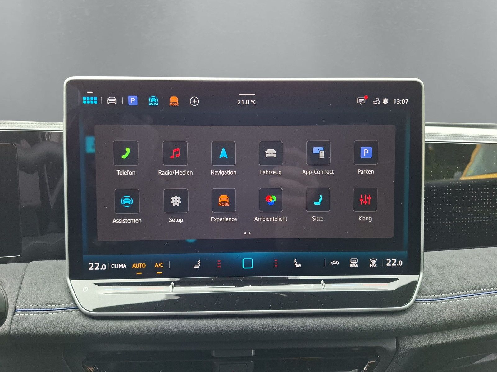 Fahrzeugabbildung Volkswagen Tiguan 1.5eTSI R-Line Pano IQMatrix AHK Headup