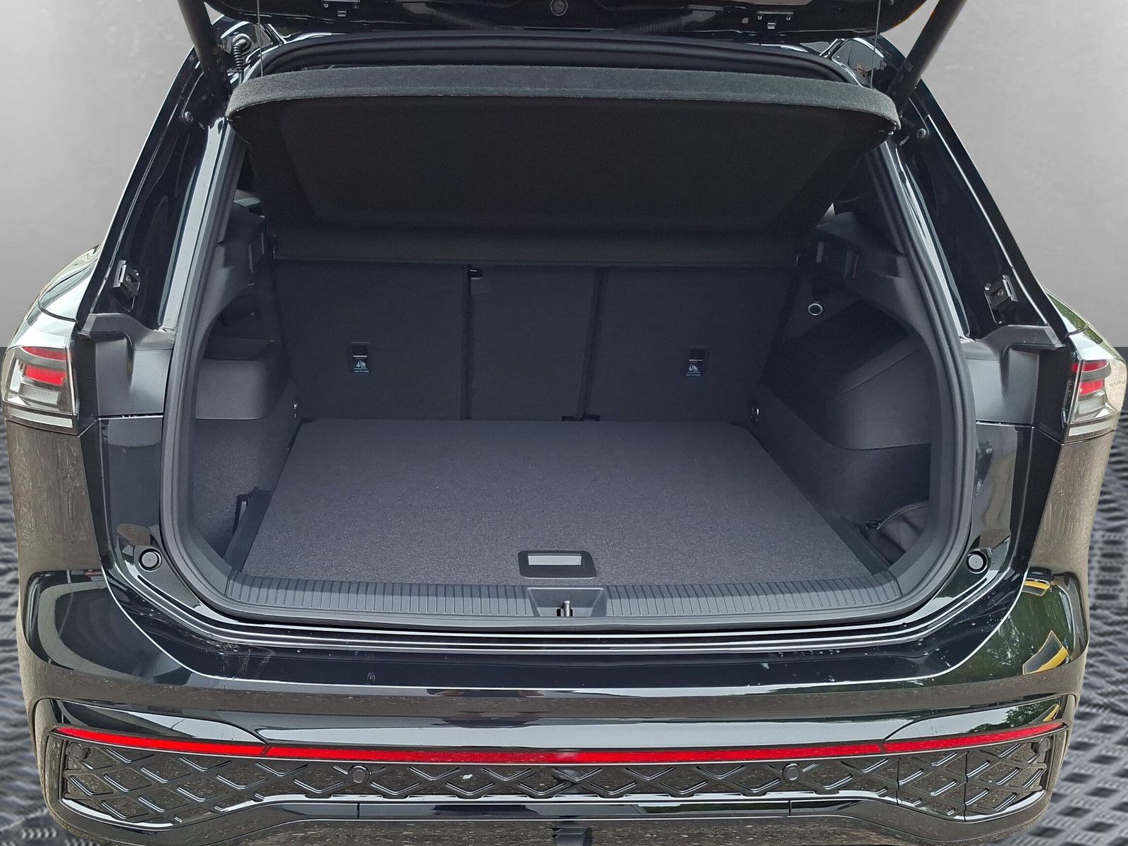 Fahrzeugabbildung Volkswagen Tiguan 1.5eTSI R-Line Pano IQMatrix AHK Headup