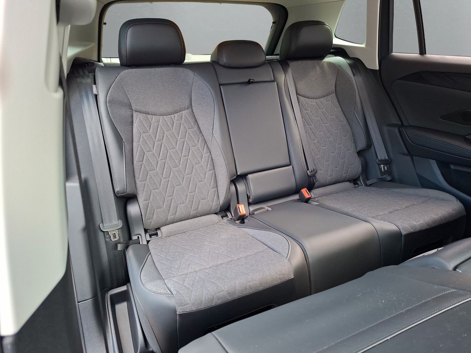 Fahrzeugabbildung Volkswagen Tiguan 1.5 TSI Plug-In-Hybrid AHK DCC Förderung