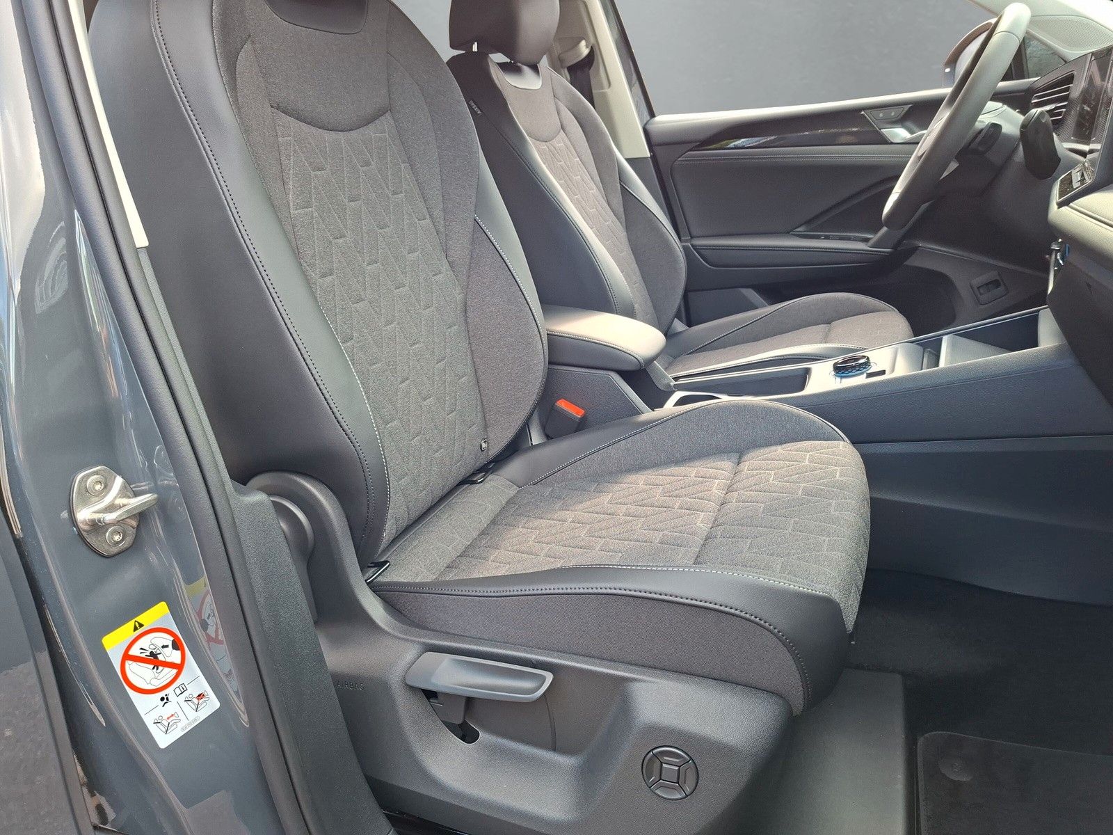Fahrzeugabbildung Volkswagen Tiguan 1.5 TSI Plug-In-Hybrid AHK DCC Förderung