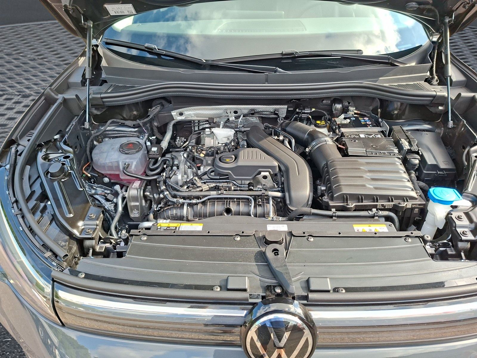 Fahrzeugabbildung Volkswagen Tiguan 1.5 TSI Plug-In-Hybrid AHK DCC Förderung