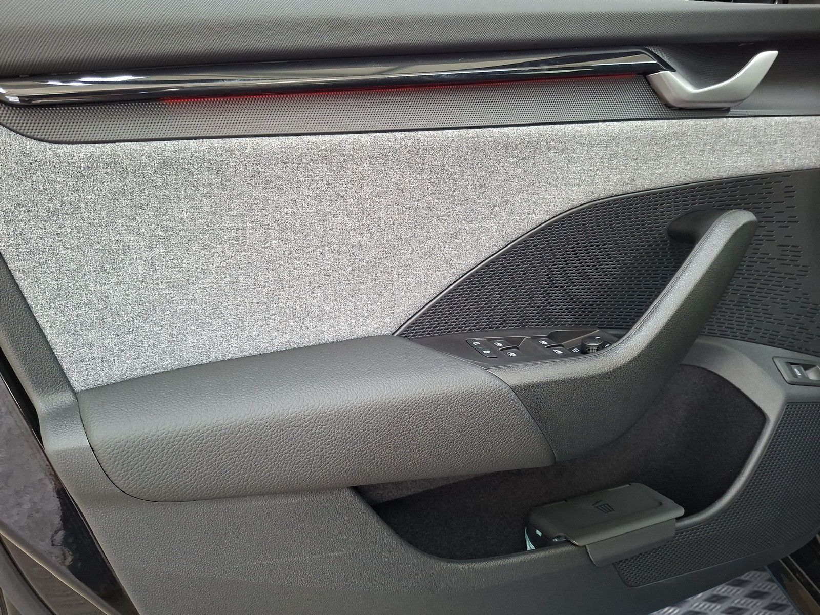 Fahrzeugabbildung SKODA Octavia Combi 1.5 Selection Standh.Navi Side AHK