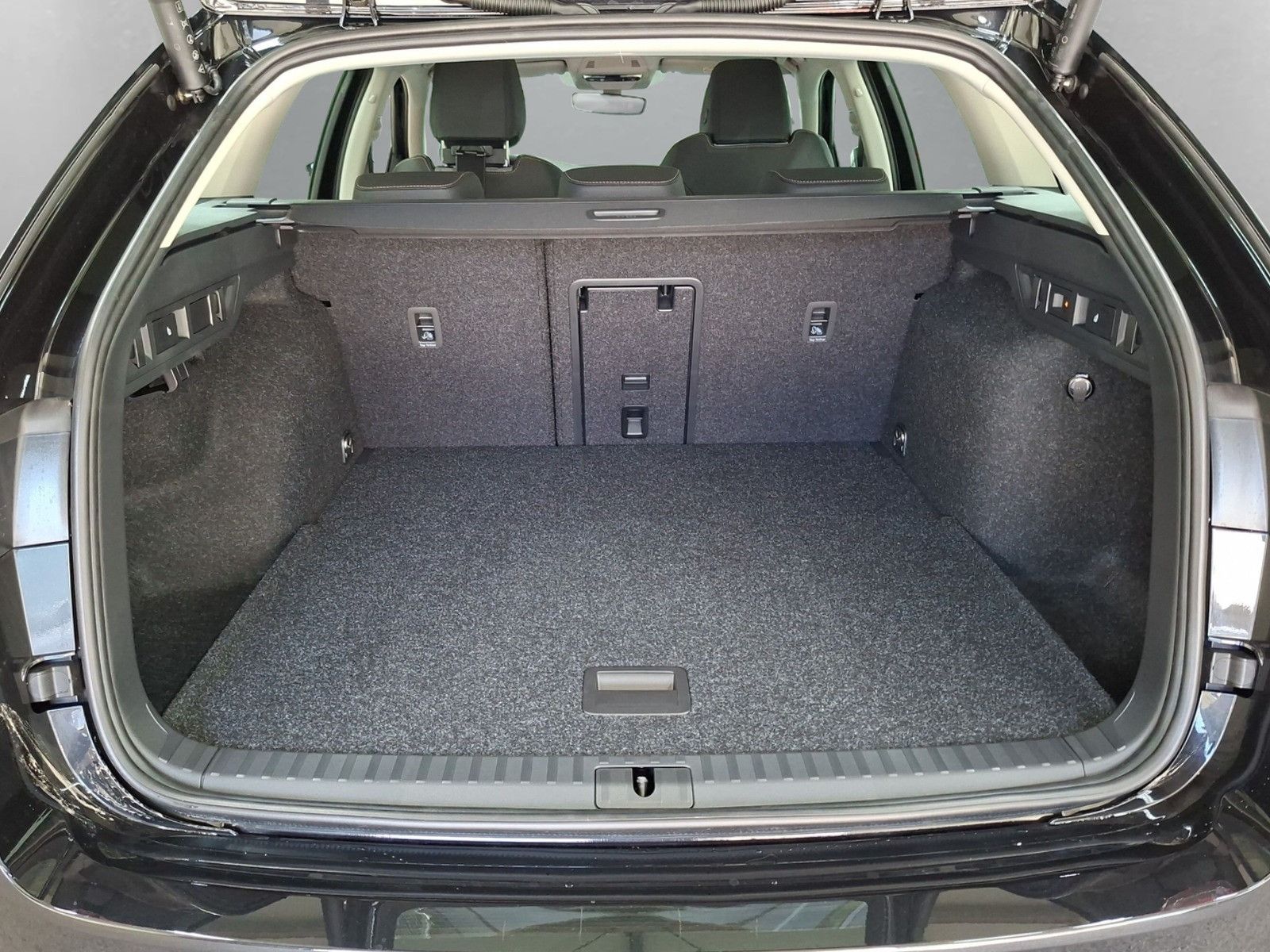 Fahrzeugabbildung SKODA Octavia Combi 1.5 Selection Standh.Navi Side AHK