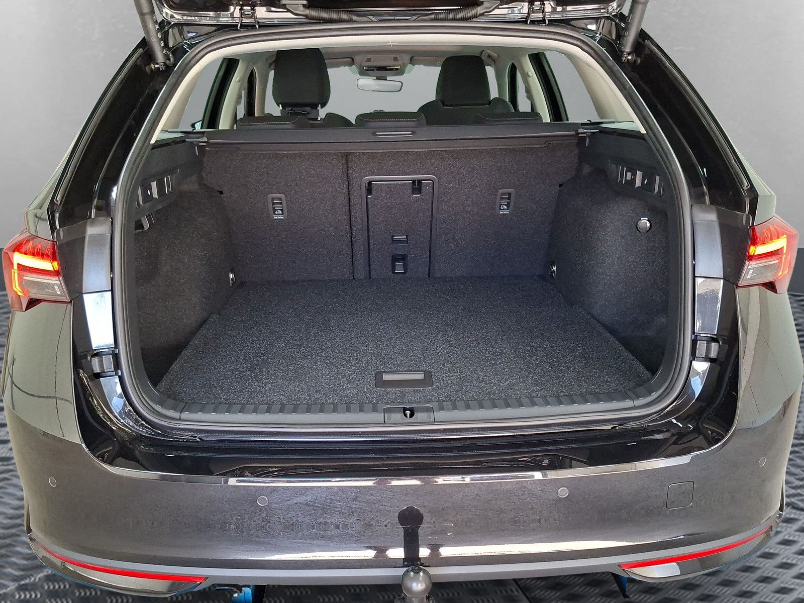 Fahrzeugabbildung SKODA Octavia Combi 1.5 Selection Standh.Navi Side AHK