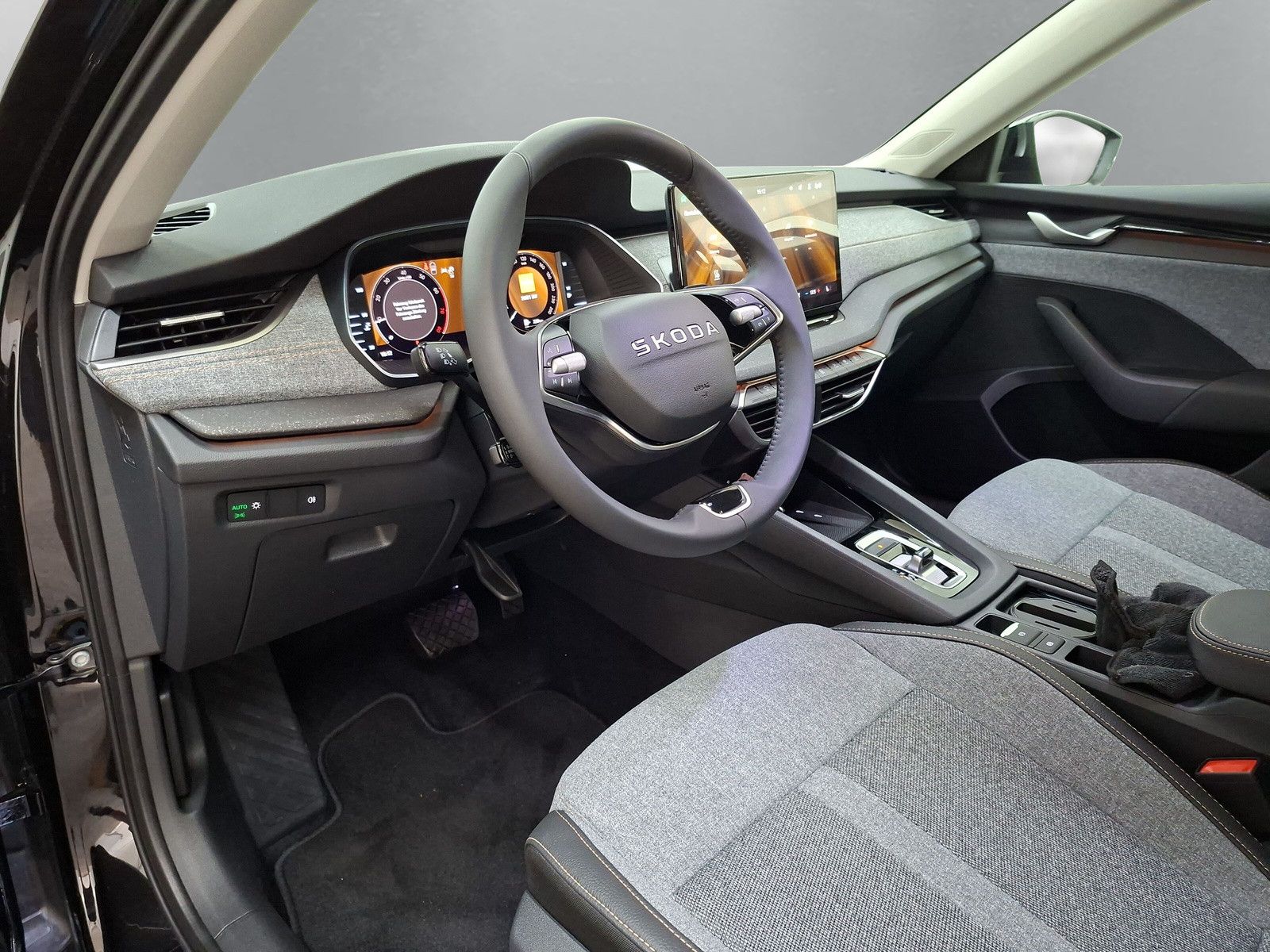 Fahrzeugabbildung SKODA Octavia Combi 1.5 Selection Standh.Navi Side AHK