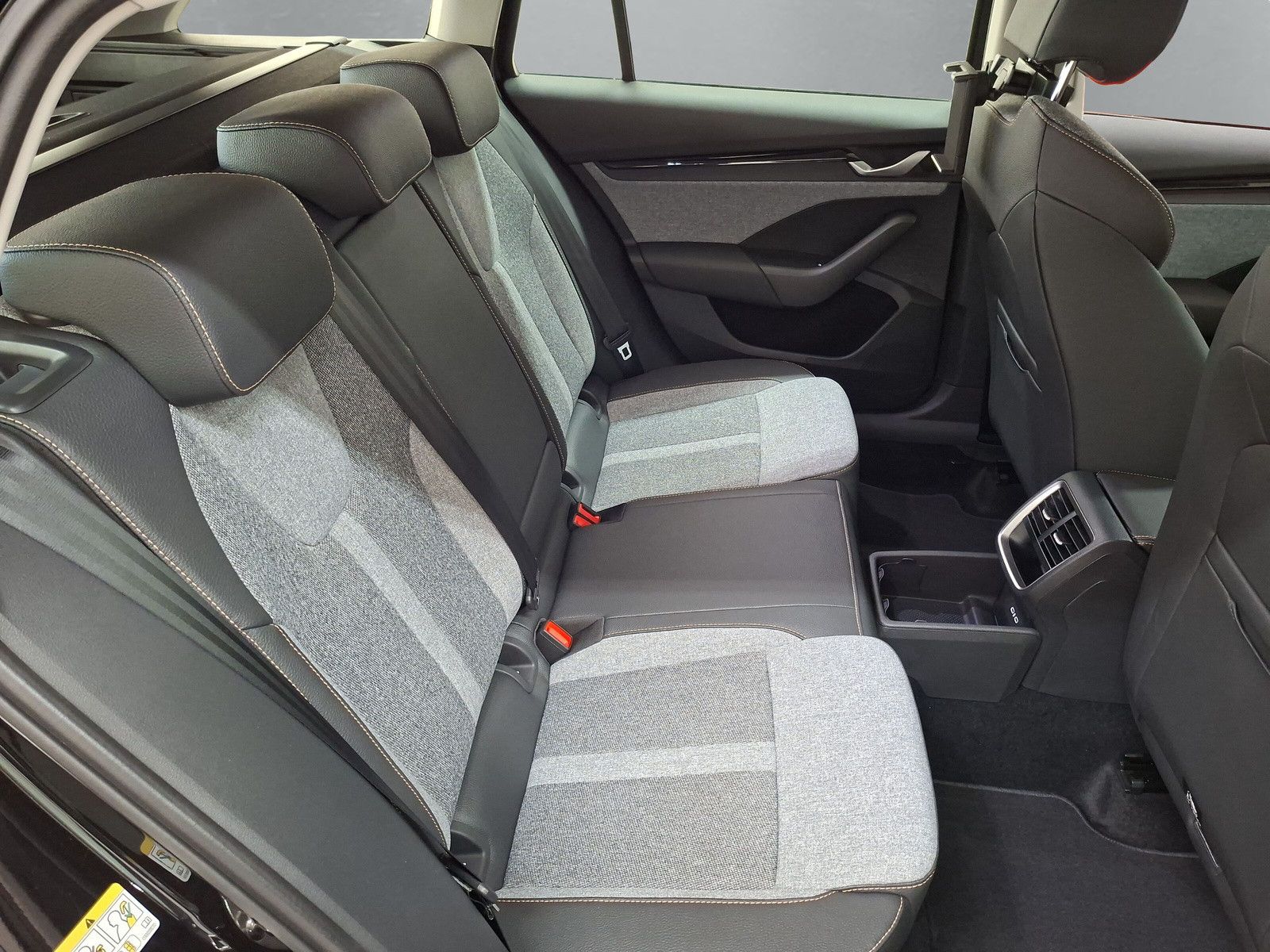 Fahrzeugabbildung SKODA Octavia Combi 1.5 Selection Standh.Navi Side AHK