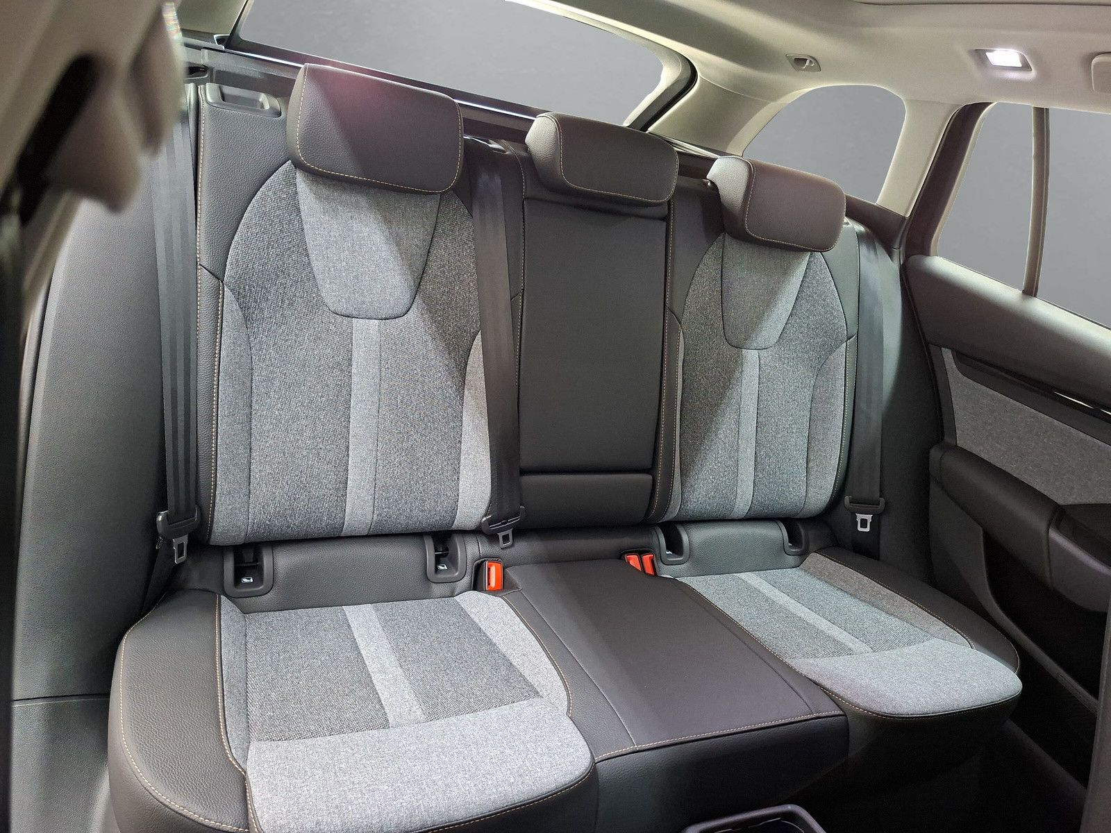 Fahrzeugabbildung SKODA Octavia Combi 1.5 Selection Standh.Navi Side AHK