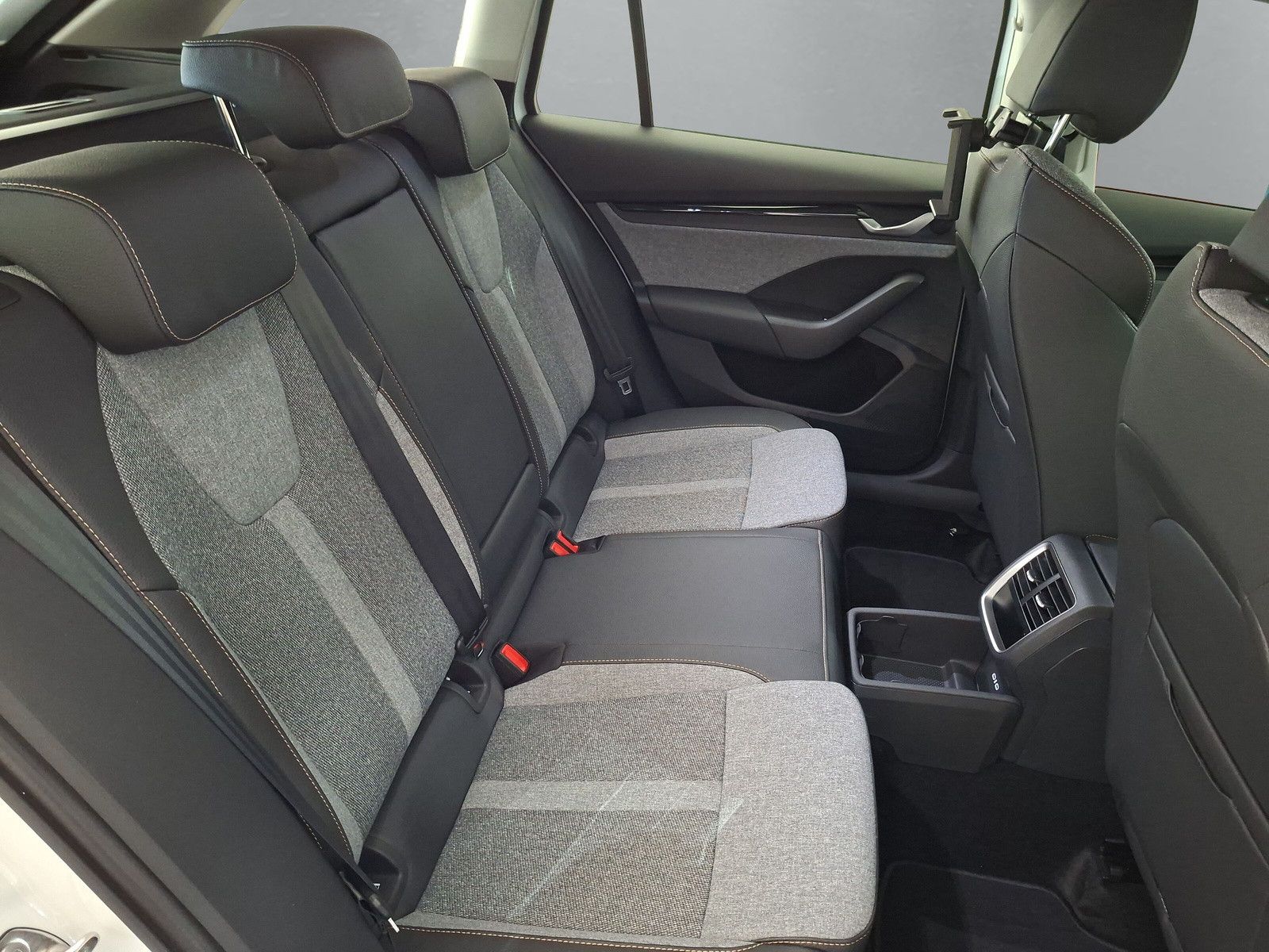 Fahrzeugabbildung SKODA Octavia Combi 1.5 Selection Standh.Navi Side AHK