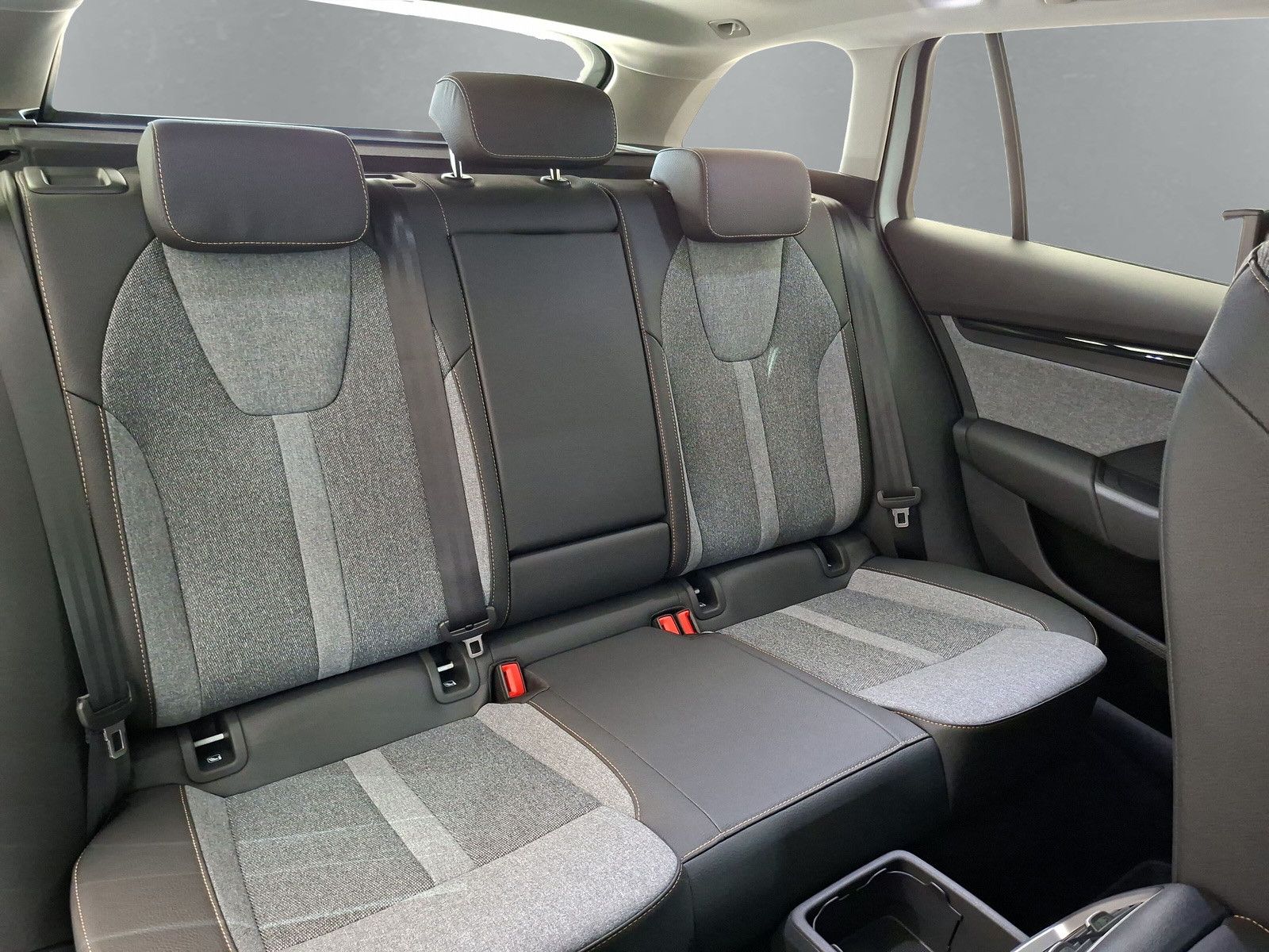 Fahrzeugabbildung SKODA Octavia Combi 1.5 Selection Standh.Navi Side AHK