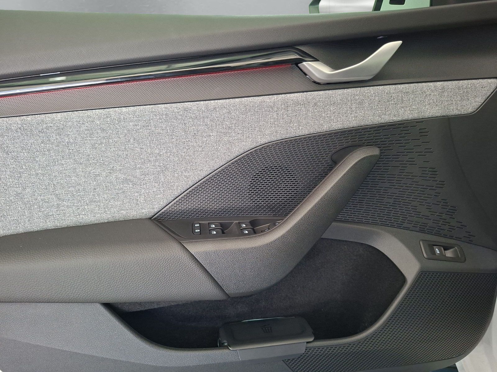 Fahrzeugabbildung SKODA Octavia Combi 1.5 Selection Standh.Navi Side AHK