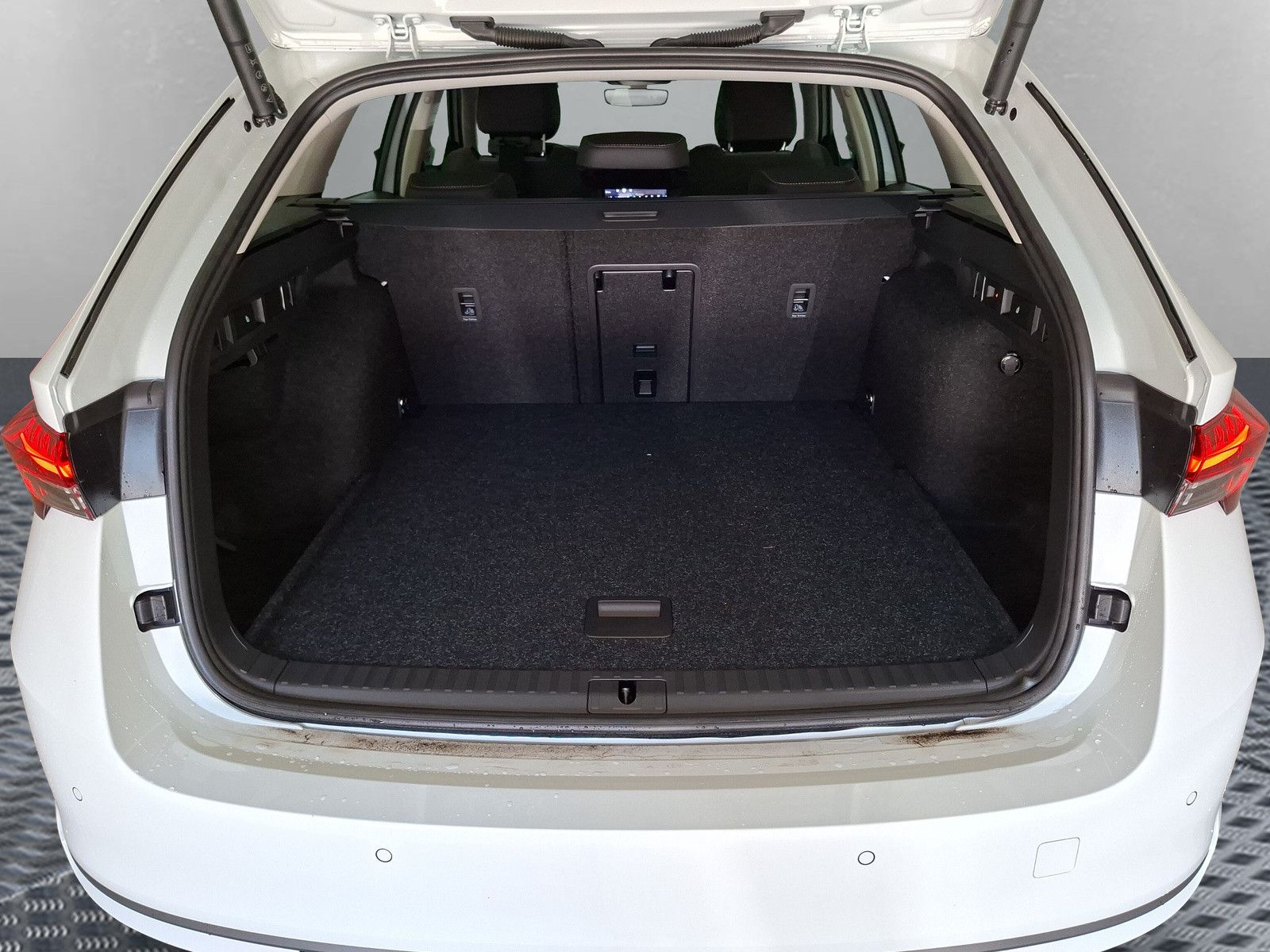 Fahrzeugabbildung SKODA Octavia Combi 1.5 Selection Standh.Navi Side AHK
