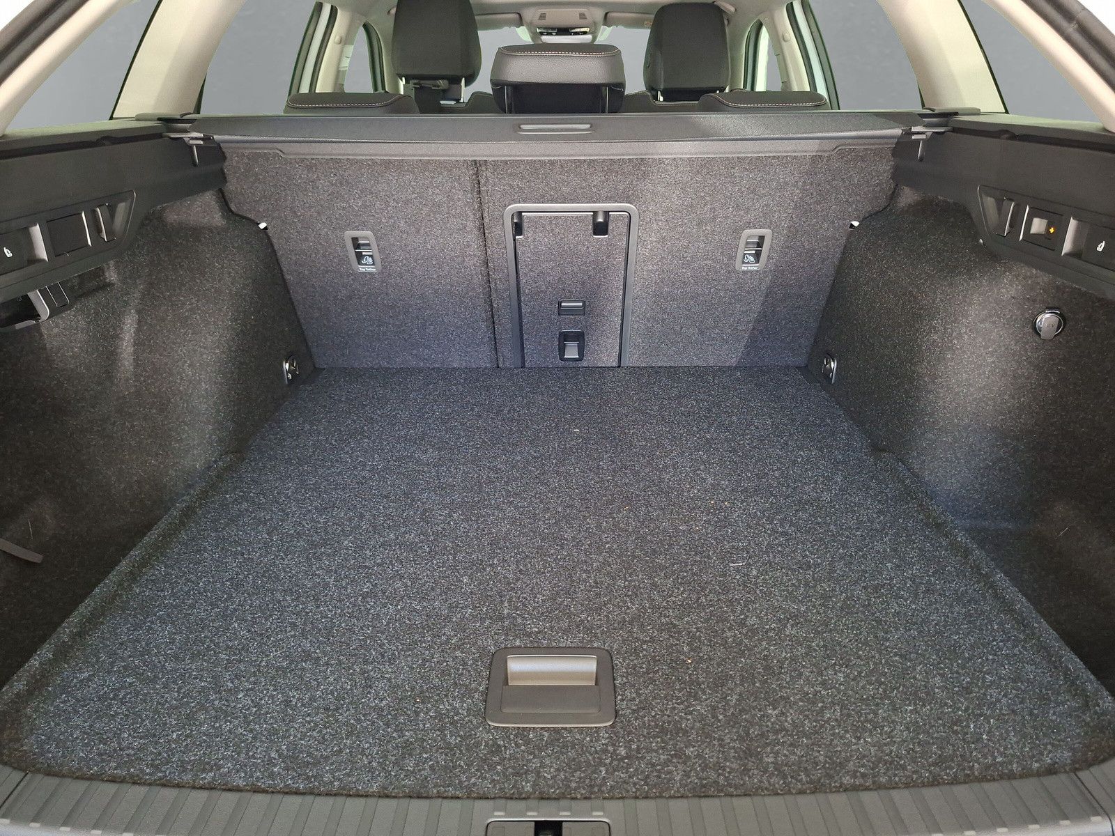 Fahrzeugabbildung SKODA Octavia Combi 1.5 Selection Standh.Navi Side AHK