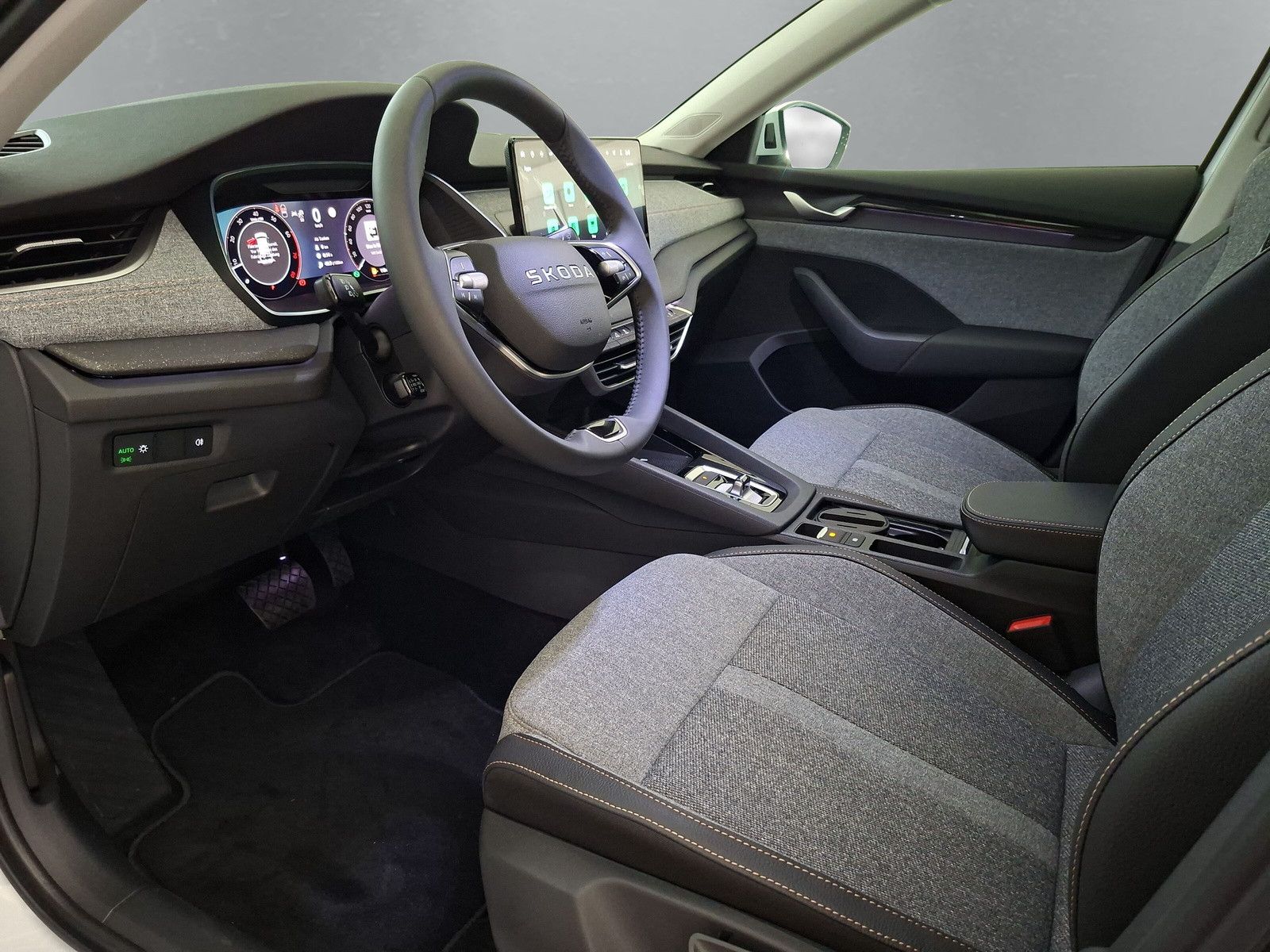 Fahrzeugabbildung SKODA Octavia Combi 1.5 Selection Standh.Navi Side AHK