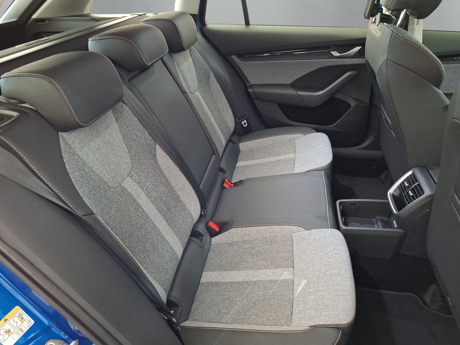 Fahrzeugabbildung SKODA Octavia Combi 1.5 Selection Standh.Navi Side AHK