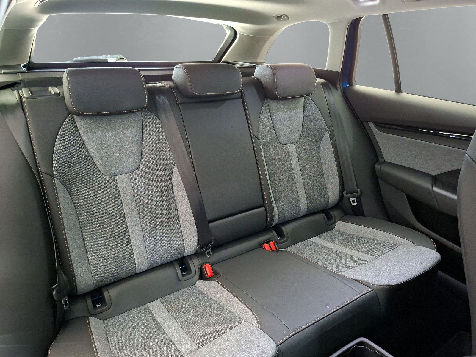 Fahrzeugabbildung SKODA Octavia Combi 1.5 Selection Standh.Navi Side AHK