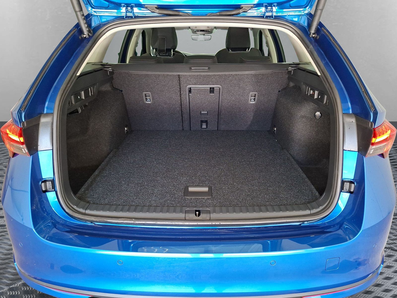 Fahrzeugabbildung SKODA Octavia Combi 1.5 Selection Standh.Navi Side AHK