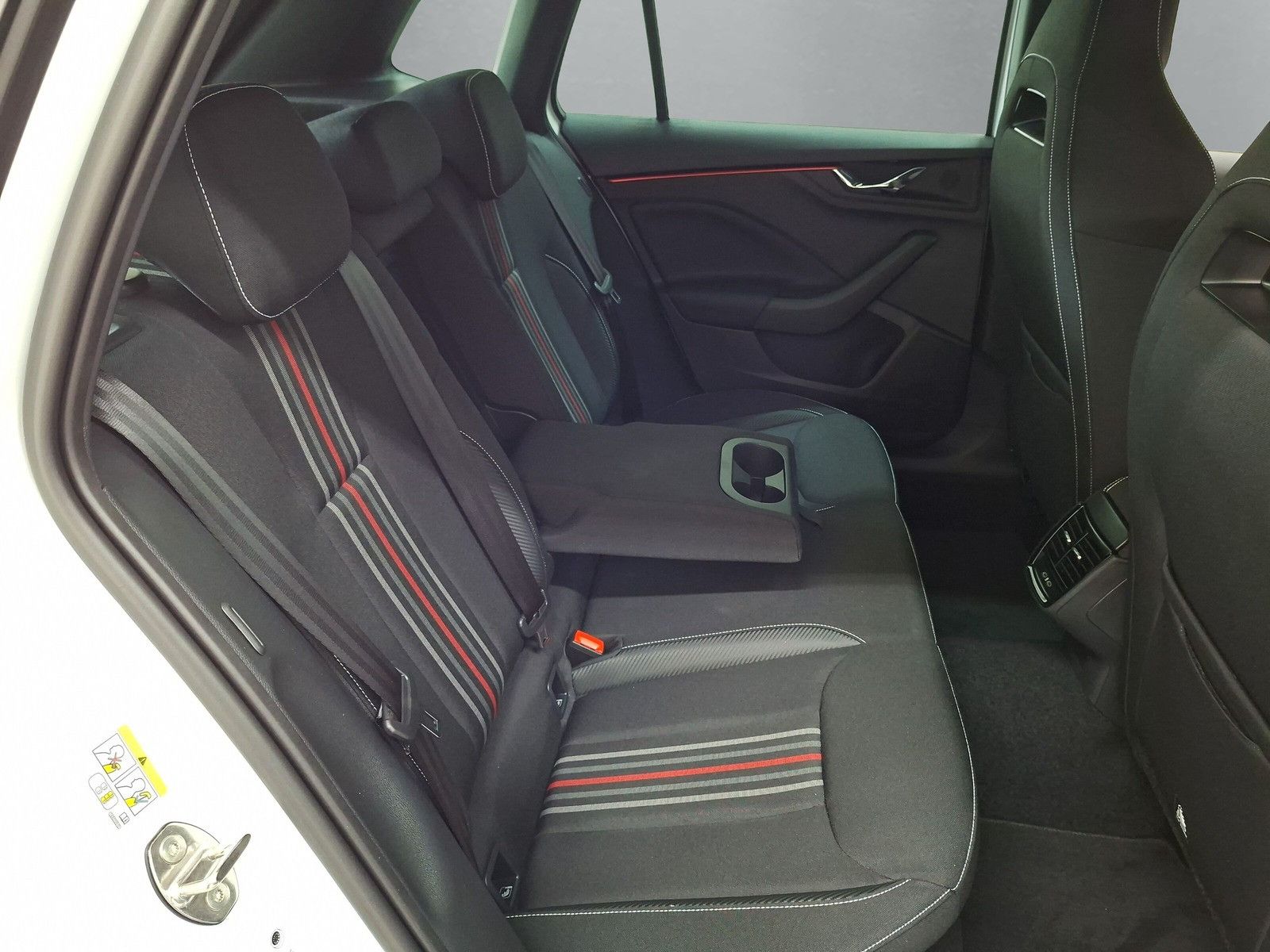 Fahrzeugabbildung SKODA Kamiq 1.5TSI Monte Carlo 18"eHeck AHK ACC Side