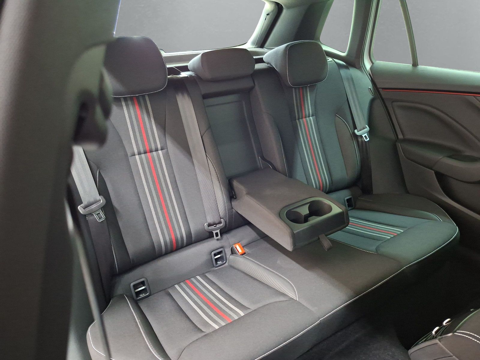 Fahrzeugabbildung SKODA Kamiq 1.5TSI Monte Carlo 18"eHeck AHK ACC Side