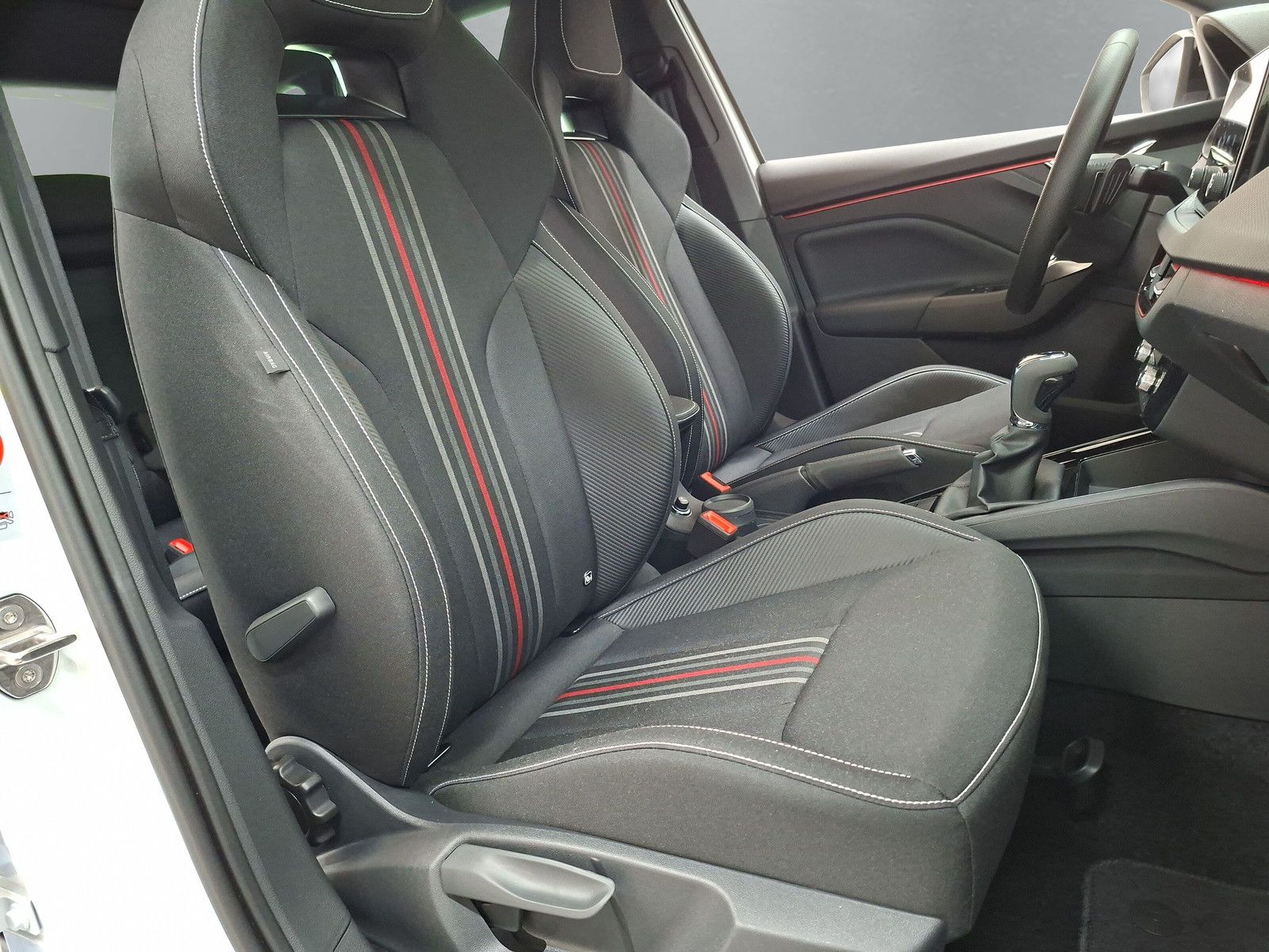 Fahrzeugabbildung SKODA Kamiq 1.5TSI Monte Carlo 18"eHeck AHK ACC Side