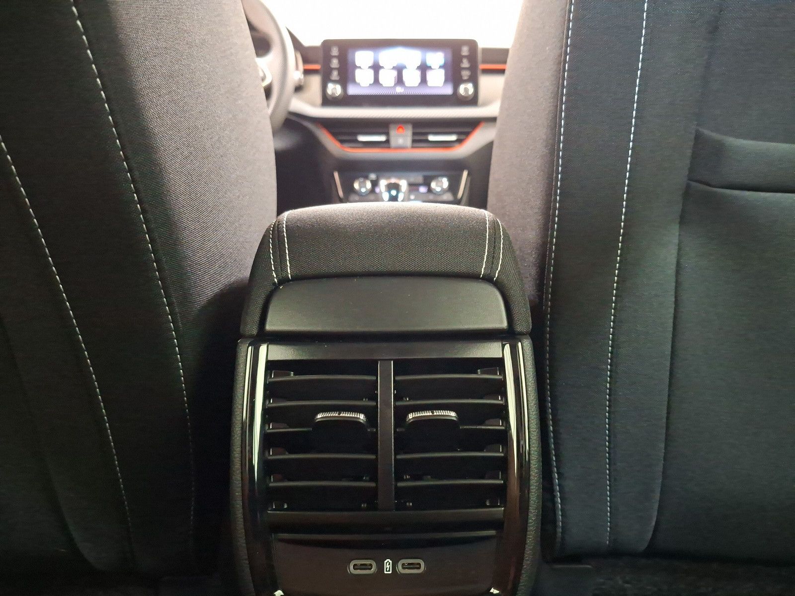 Fahrzeugabbildung SKODA Kamiq 1.5TSI Monte Carlo 18"eHeck AHK ACC Side