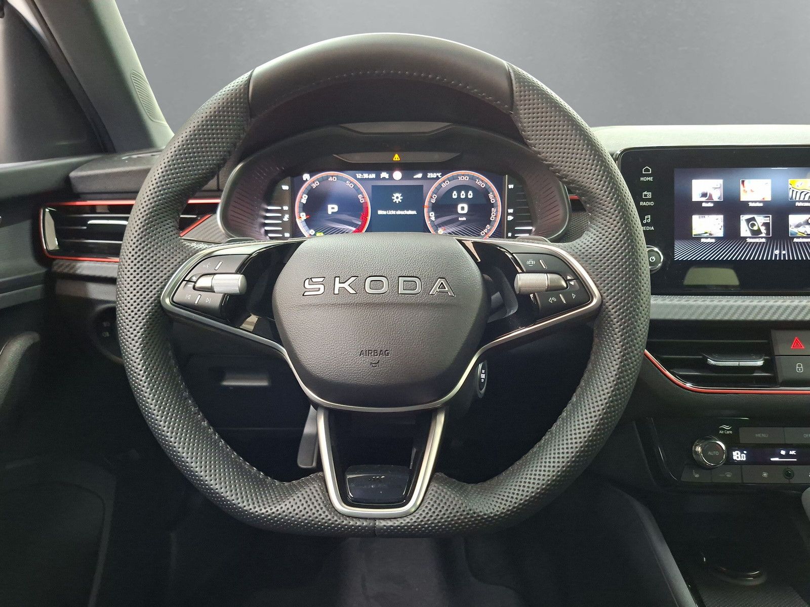 Fahrzeugabbildung SKODA Kamiq 1.5TSI Monte Carlo 18"eHeck AHK ACC Side