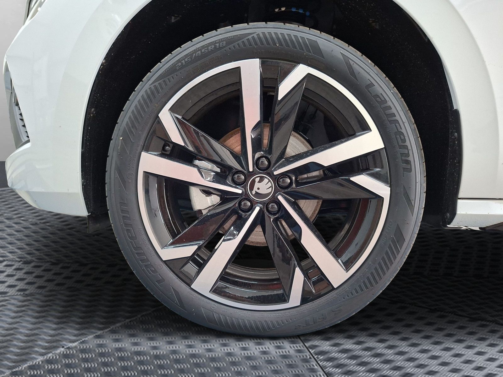 Fahrzeugabbildung SKODA Kamiq 1.5TSI Monte Carlo 18"eHeck AHK ACC Side