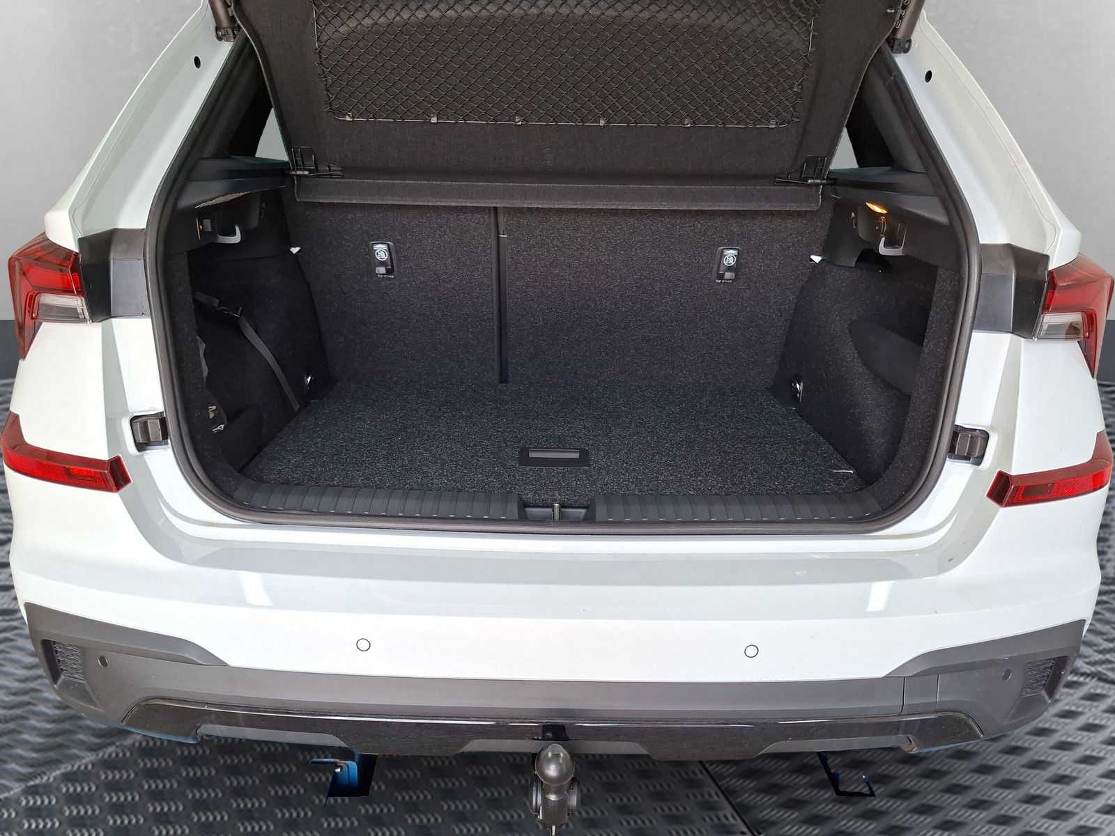 Fahrzeugabbildung SKODA Kamiq 1.5TSI Monte Carlo 18"eHeck AHK ACC Side