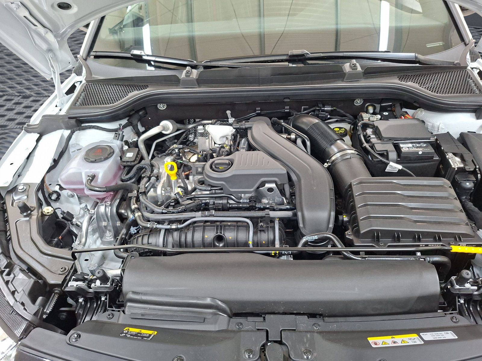 Fahrzeugabbildung SKODA Kamiq 1.5TSI Monte Carlo 18"eHeck AHK ACC Side